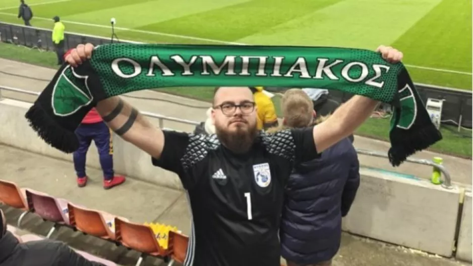 Με κασκόλ του Ολυμπιακού 