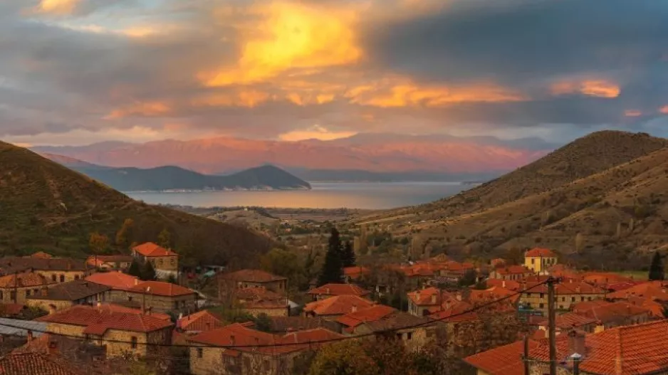 Στο ωραιότερο χωριό των Πρεσπών νομίζεις ότι μπαίνεις σε μία χρονοκάψουλα