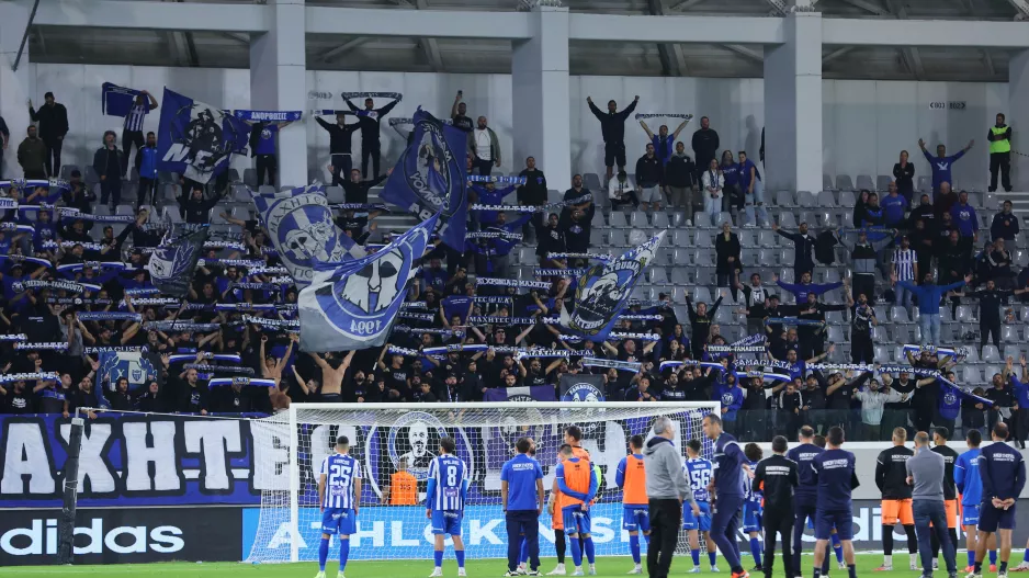 (ΒΙΝΤΕΟ Kerkida) Οι ΜΑΧΗΤΕΣ τραγούδησαν για την Αμμόχωστο και οι Αρειανοί τους χειροκρότησαν!