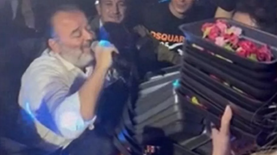 (ΒΙΝΤΕΟ) Τα "έσπασε" ξανά στα μπουζούκια ο Ηλιόπουλος