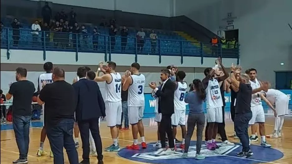 (Βίντεο) Χειροκρότημα και..."χώμα που περπάτησα"