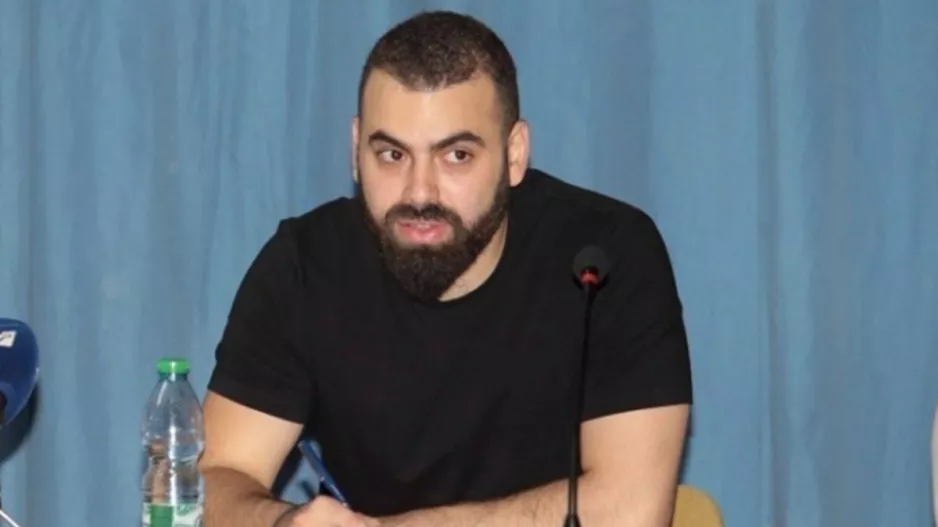 "Σύγκρουση αντίθετων κόσμων και θεωριών"