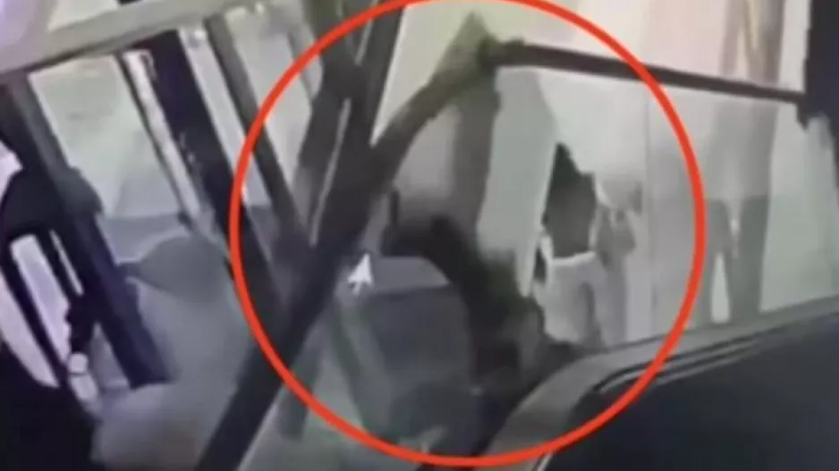 Γλίστρησε στις κυλιόμενες εμπορικού και έπεσε στο κενό από τον 4ο όροφο