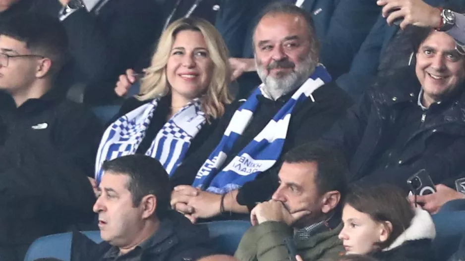 Με κασκόλ της εθνικής ο Μάριος Ηλιόπουλος στο ΟΑΚΑ