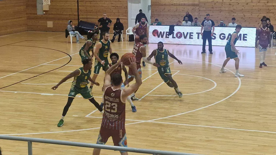 ΕΝΠ-ΑΕΚ: Πέρασε... από το Παραλίμνι, έκανε το 8 στα 8 και "πάτησε" κορυφή! (Φώτος)