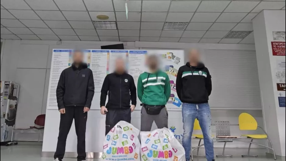 Θύρα 9/Μοίρασε δωρα
