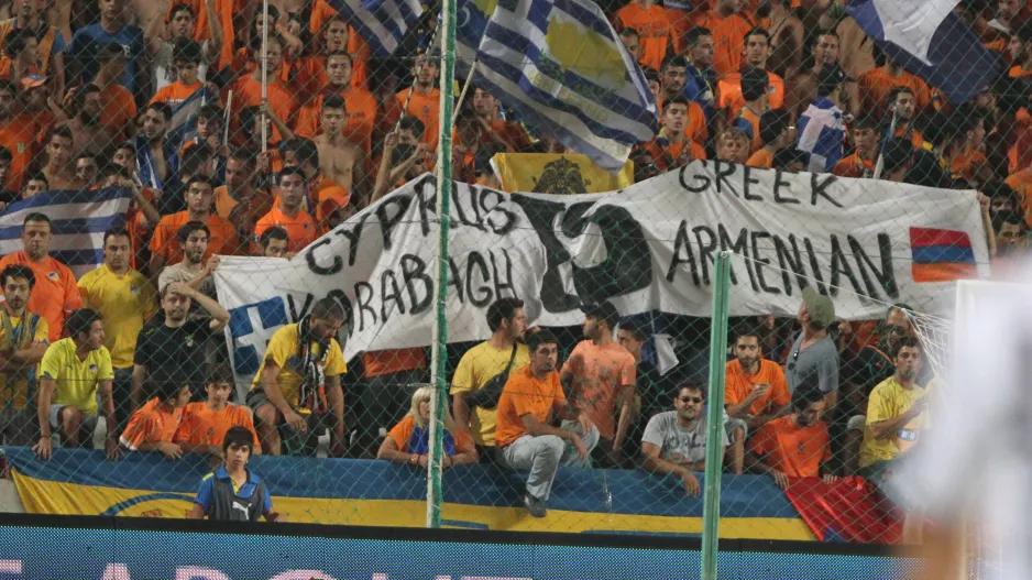 ΑΠΟΕΛίστες σε έδαφος... φιλικό!
