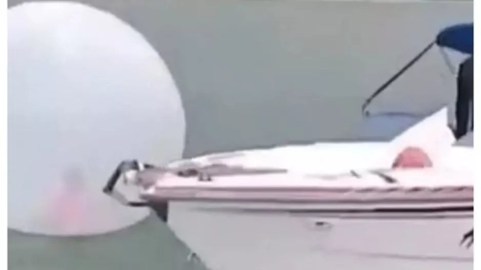 Παιδί βρέθηκε να επιπλέει στη θάλασσα μέσα σε μια φουσκωτή σφαίρα