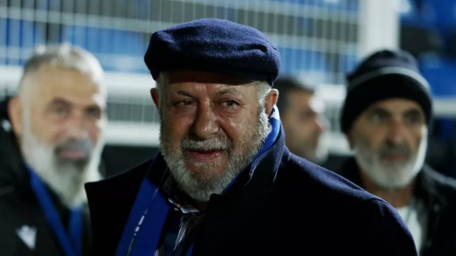 Κρυφοκοιτάζει...