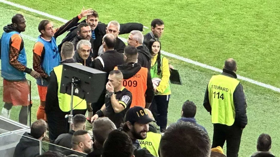 On field review, πέναλτι και... 3-0