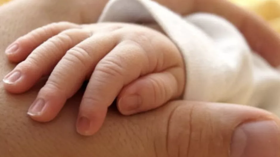 Εντοπίστηκε νεογνό στα σκουπίδια - 15χρονη γέννησε στην τουαλέτα