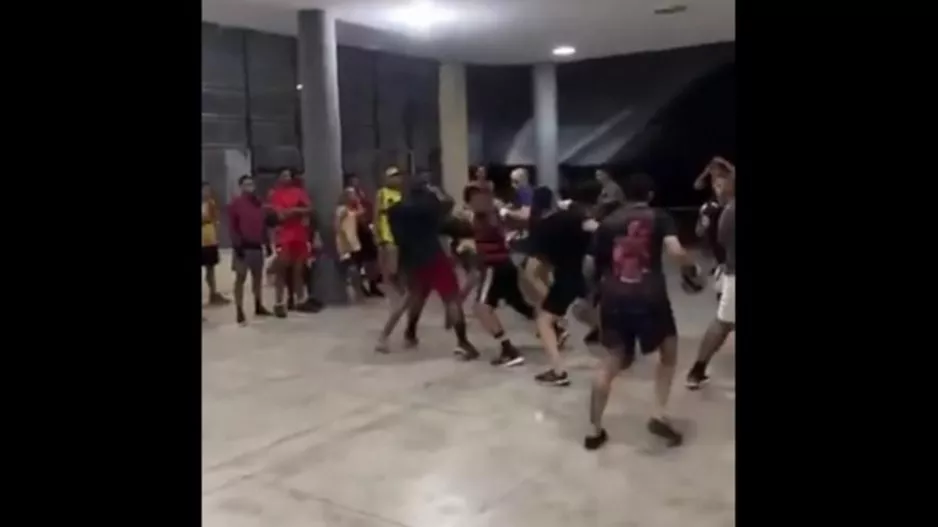 Ομάδα στη Βραζιλία άνοιξε το προπονητικό της κέντρο για να προπονηθούν στο… ξύλο οι οπαδοί της ενόψει ντέρμπι