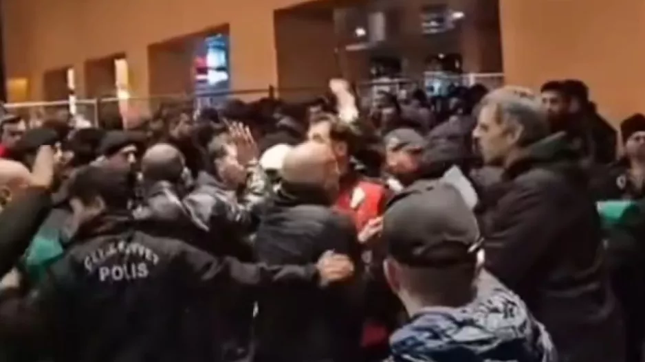 (Βίντεο) Επεισόδια έξω από το γήπεδο της Εφές-Τραυματίας οπαδός του Παναθηναϊκού