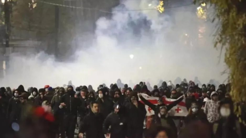 Κανόνια νερού και δακρυγόνα εναντίον διαδηλωτών στη Γεωργία