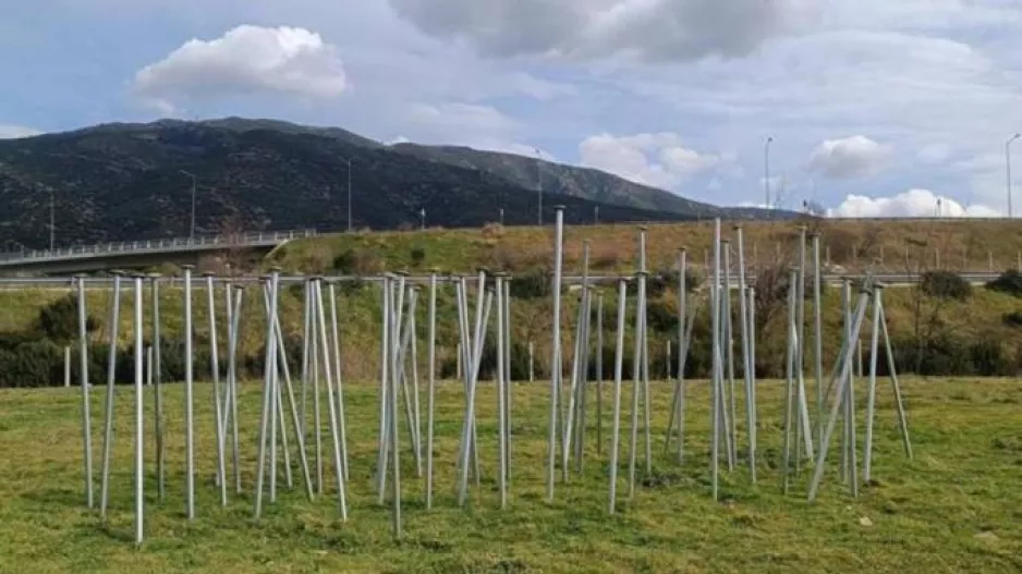 Τέμπη: Αντιδράσεις από την αντιπολίτευση για τα 58 καρφιά που αφαιρέθηκαν από το σημείο της τραγωδίας