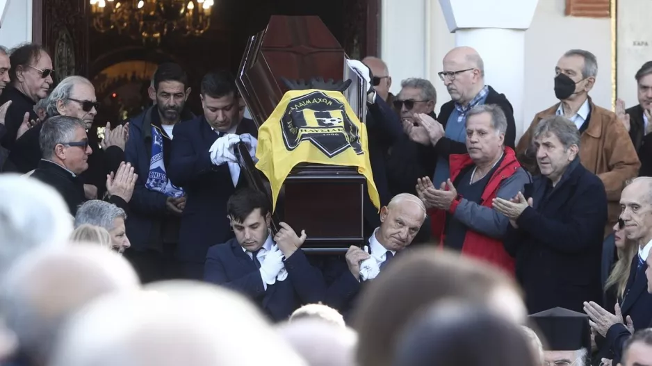 Τυλιγμένο με τη σημαία του Ηλυσιακού και γάντια τερματοφύλακα το φέρετρο