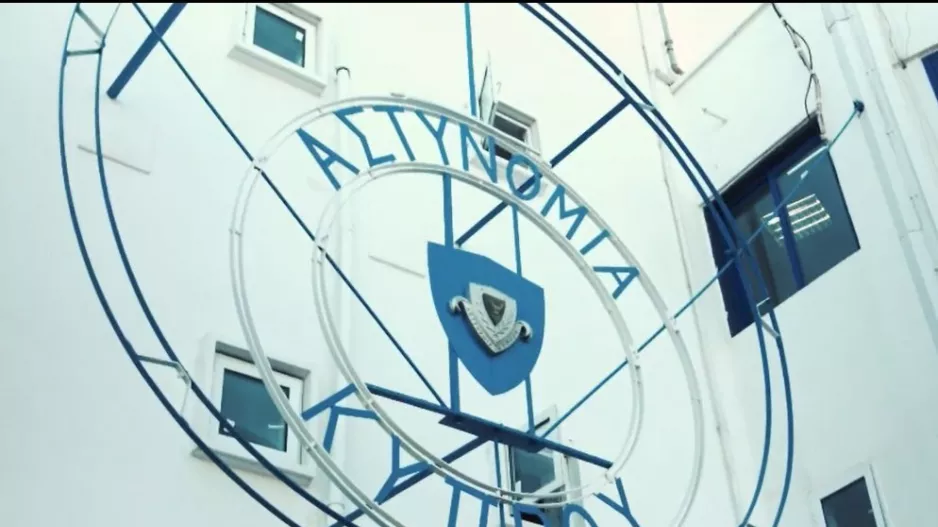 Χειροπέδες σε "35"