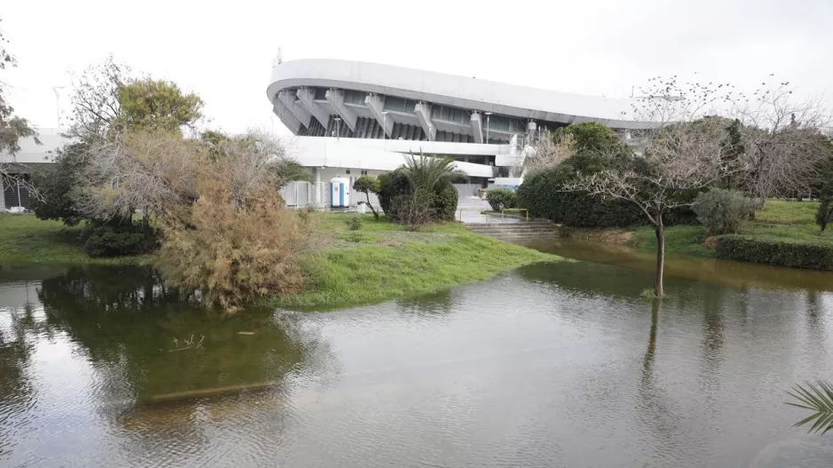  Σε "λίμνη" μετατράπηκε ο περιβάλλοντας χώρος του ΣΕΦ
