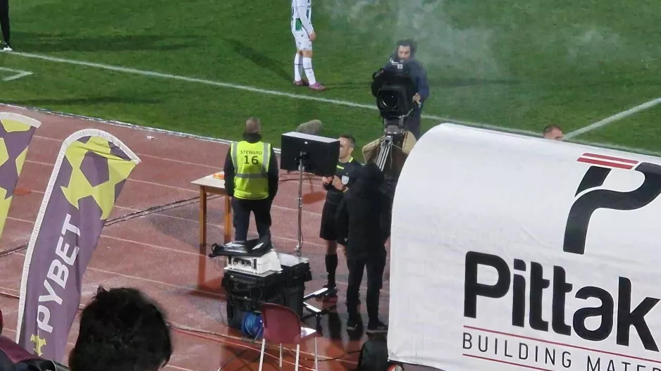 On field review - Δεν έδωσε πέναλτι ο ρεφ