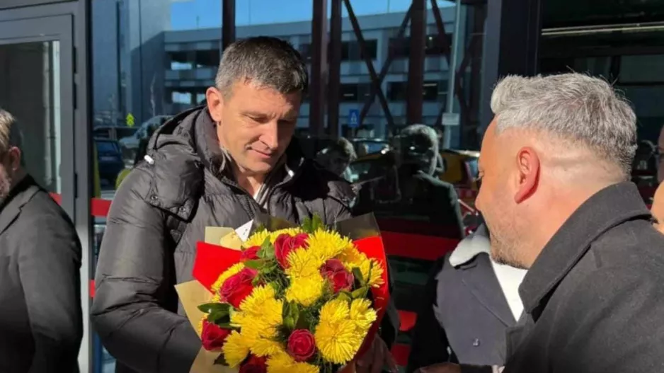 Υποδέχθηκαν τον κόουτς με λουλούδια!
