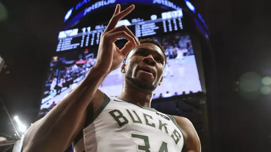 Triple-double ο Αντετοκούνμπο