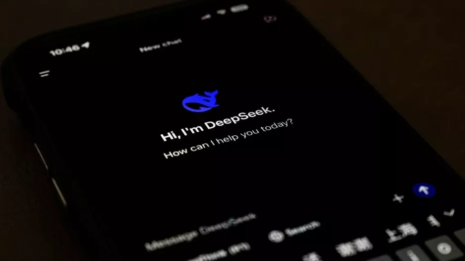 DeepSeek: Η κινεζική startup που προκαλεί σοκ στις αγορές και απειλεί την αμερικανική κυριαρχία