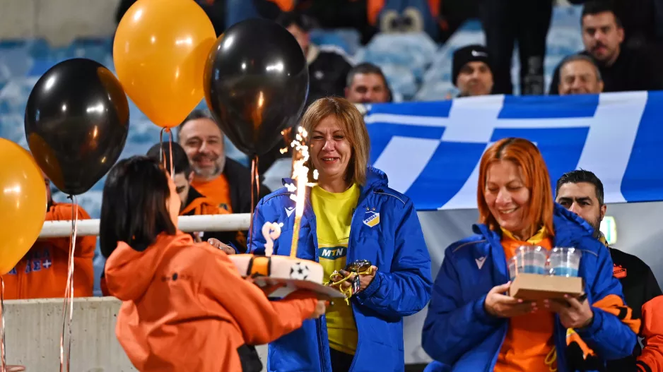 "Γαλαζοκίτρινα" γενέθλια και τούρτα στην εξέδρα! (φώτος)