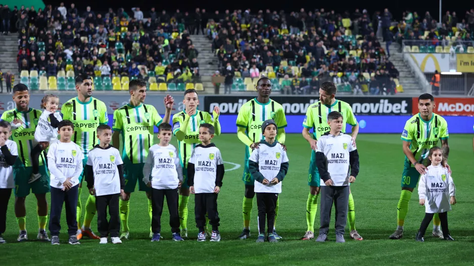 Player Escorts με... ΑΠΟΕΛ