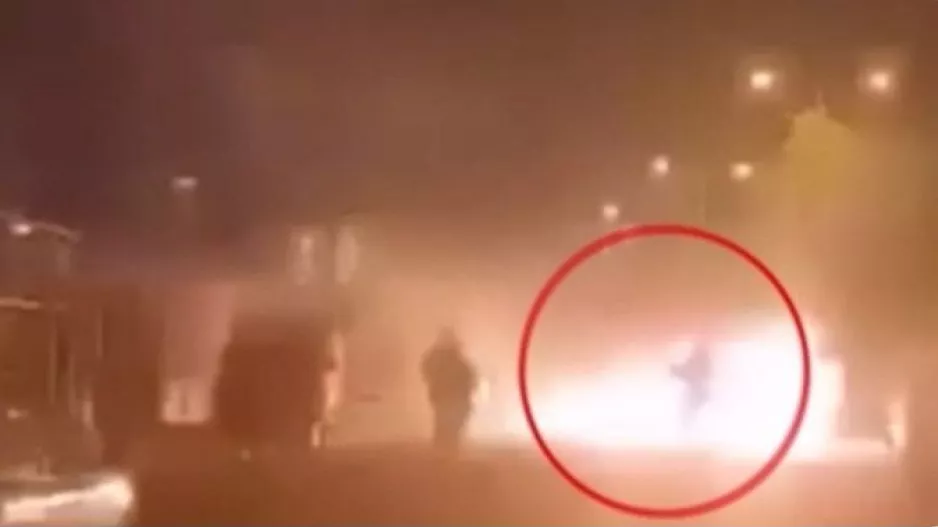 (ΔΗΛΩΣΗ) Ρίχθηκε ναυτική φωτοβολίδα στο πούλμαν του Απόλλωνα/Κατέληξε σε μοτοσυκλέτα της Αστυνομίας