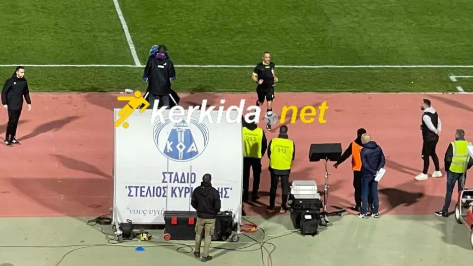 Κάλεσμα σε on field review για πέναλτι - Παρέμεινε στην αρχική του απόφαση 