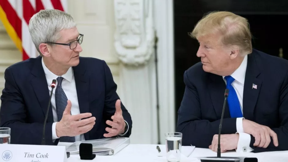 Ο Τιμ Κουκ της Apple δώρισε 1 εκατ. δολάρια για την ορκωμοσία του Τραμπ