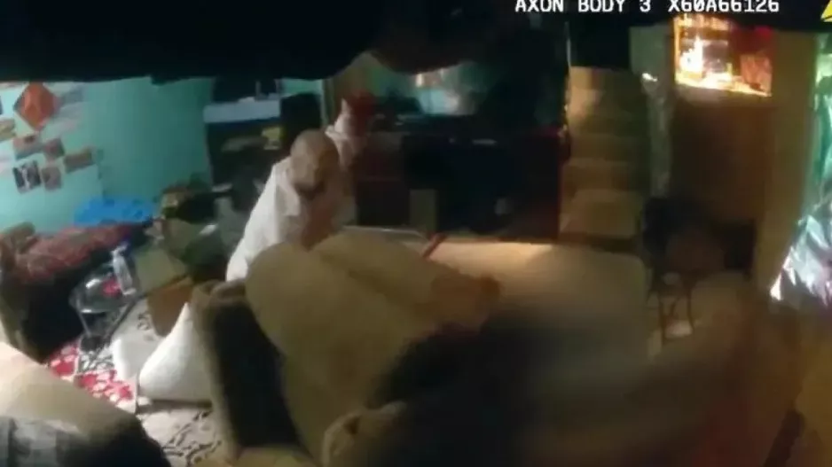 Aστυνομικοί πυροβολούν και σκοτώνουν 35χρονο που μαχαίρωνε τους γονείς του (Bίντεο)