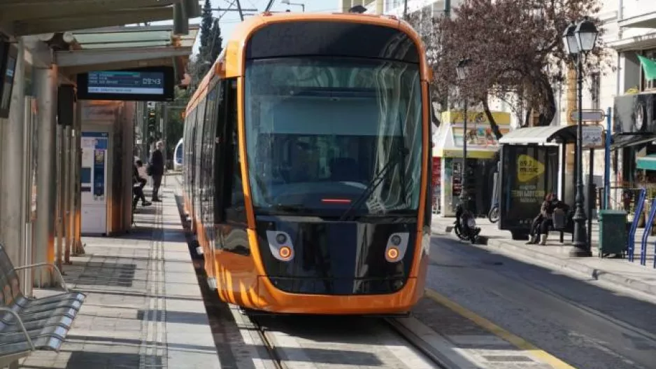 Πειραιάς: Τραμ συγκρούστηκε με αυτοκίνητο
