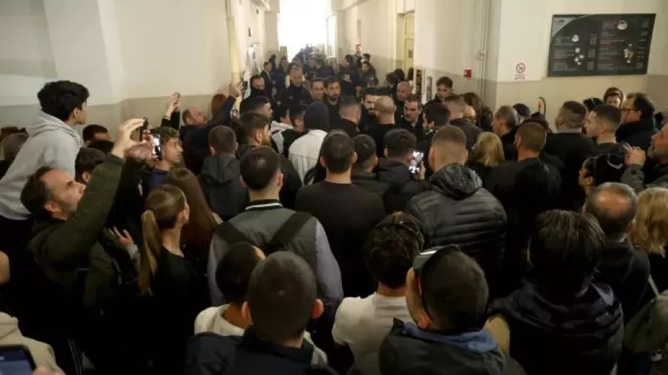 Κύμα οργής για τη βάναυση κακοποίηση του 3χρονου αγοριού: 200 άτομα εισέβαλαν στα δικαστήρια Ηρακλείου