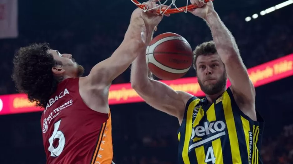 Πήρε άνετα το ντέρμπι η Φενέρ πριν το ΣΕΦ