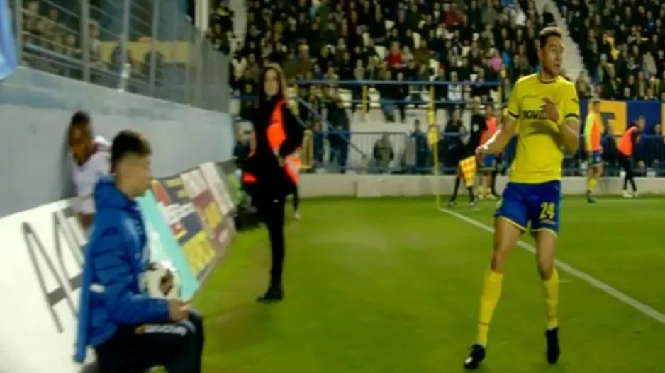 Σφοδρή σύγκρουση του Μαρτίνς, βρήκε με το κεφάλι στον τοίχο πίσω από το τέρμα 