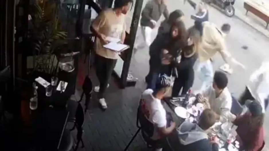 Τελ Αβίβ: Η στιγμή που ο 19χρονος Παλαιστίνιος τρομοκράτης ορμά με μαχαίρι σε πελάτες