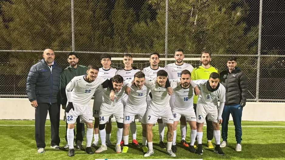Με το δεξί το Frederick!