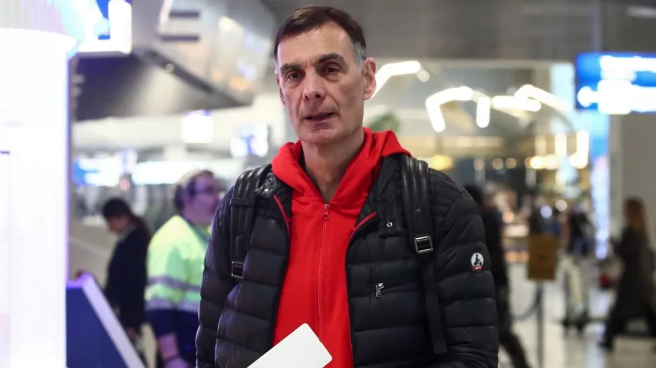 Ένταση μεταξύ Μπαρτζώκα και οπαδού στo αεροδρόμιο!