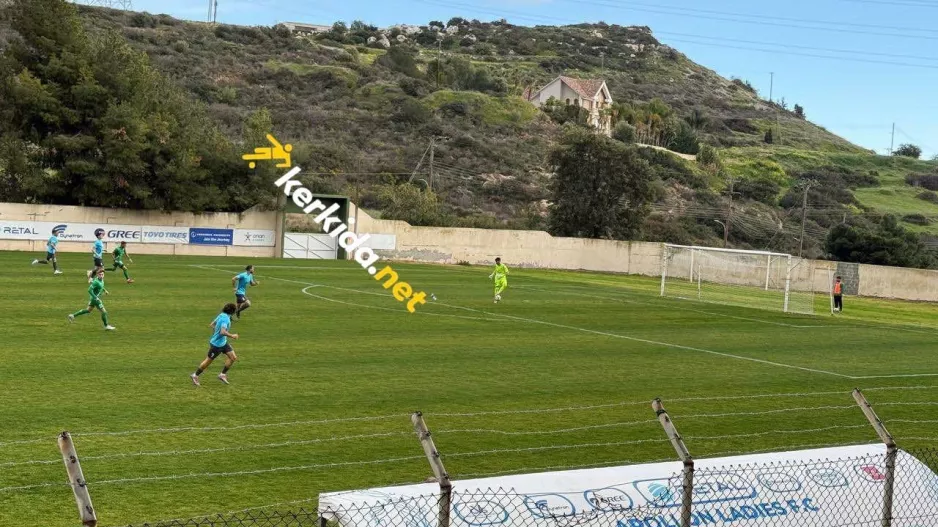 Μικρή διακοπή λόγω ρίψης κροτίδων