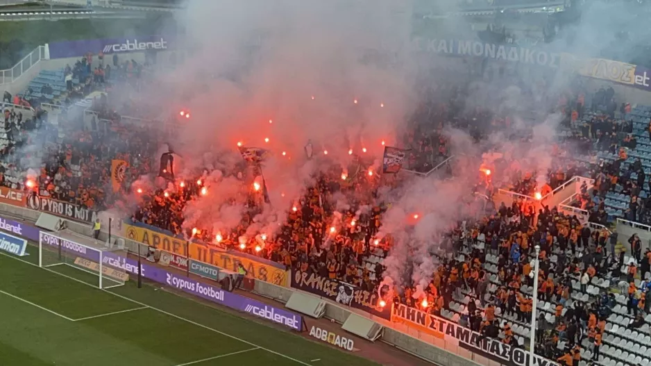 (Βίντεο/Φώτος kerkida) Είσοδο με pyroshow οι Πορτοκαλί