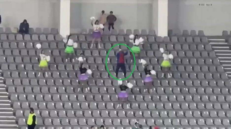 Show στο "Αλφαμέγα"/ Σε κύκλο οι μαζορέτες, στην μέση... ο Τσιουπής! (Βίντεο Kerkida)