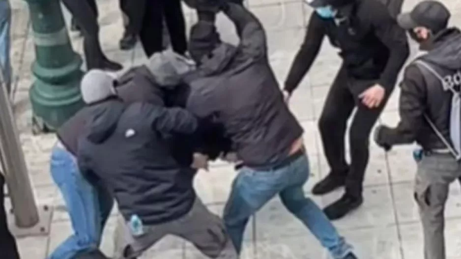 Σοκαριστικό βίντεο: Κουκουλοφόροι ξυλοκόπησαν διαδηλωτή