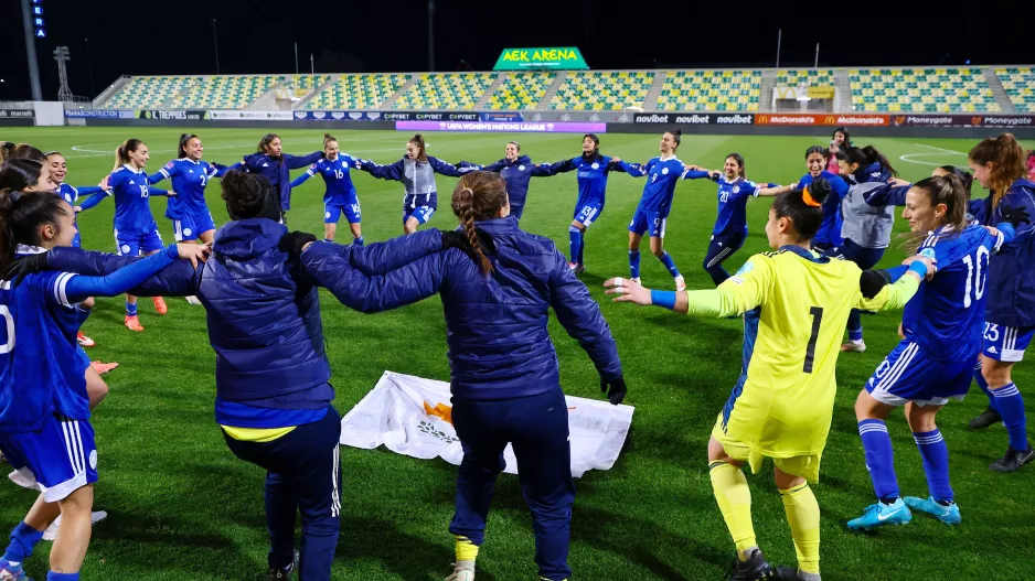 (Βίντεο/Φώτος) Χόρεψαν... συρτάκι μετά τη νίκη!