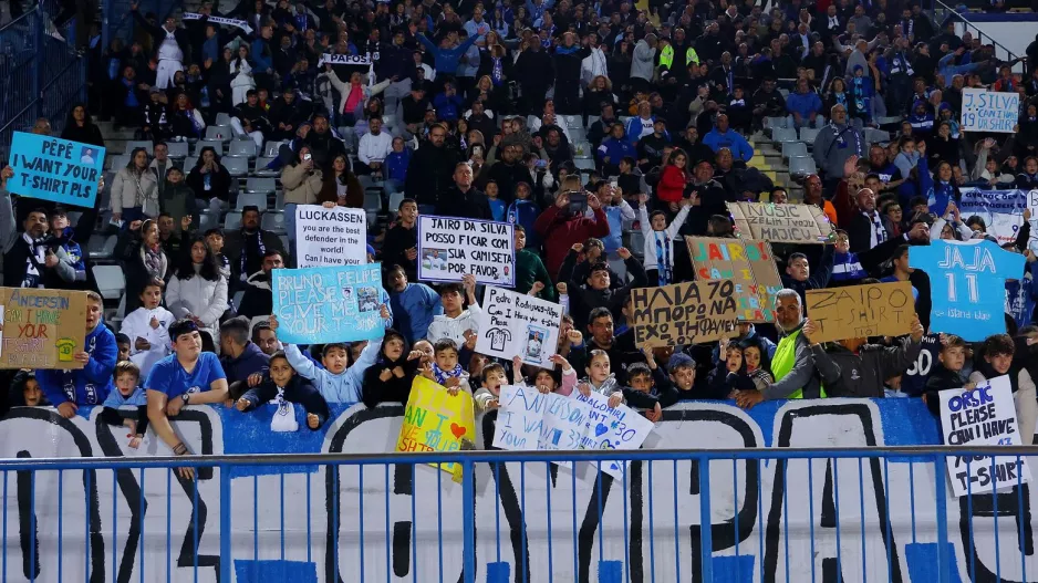 Από όλους!