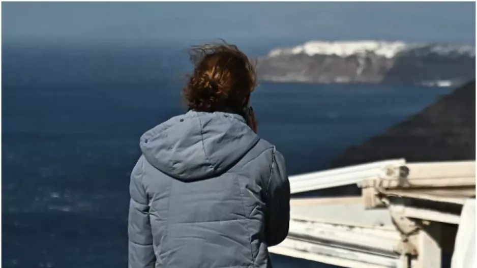 Αβεβαιότητα, φόβος και εξάντληση: Πώς οι συνεχείς σεισμοί δοκιμάζουν τους κατοίκους της Σαντορίνης