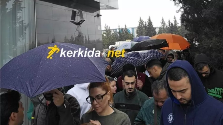 (Φώτος kerkida) Σχημάτισαν… ουρά μέσα στην βροχή