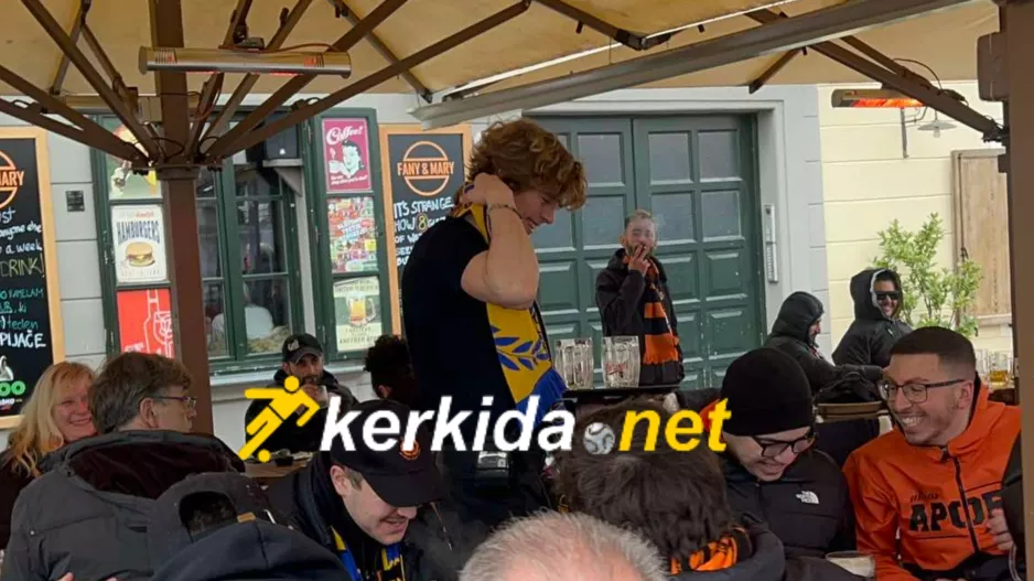 (Βίντεο kerkida) Σερβιτόρος… με κασκόλ του ΑΠΟΕΛ