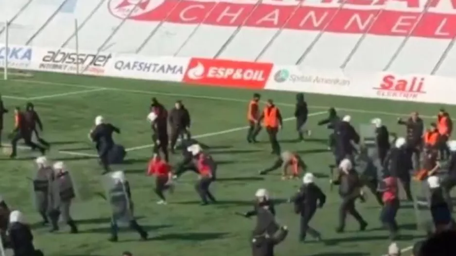 (Βίντεο) Εισβολή και καρεκλοπόλεμος στο ντέρμπι των Τιράνων