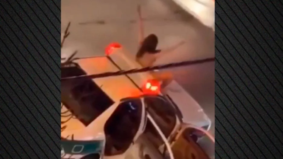 Ιρανή γδύθηκε και ανέβηκε σε περιπολικό κατά του νόμου που επιβάλει ποινές σε όσες δεν φορούν χιτζάμπ